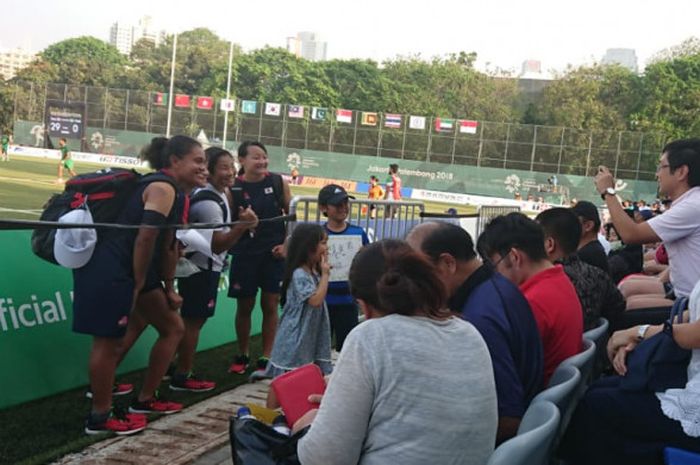 Para pemain timnas putri rugby 7's Jepang berfoto bersama suporter cilik mereka seusai mengalahkan Kazakhstan di fase grup Asian Games 2018, Kamis (30/8/2018).