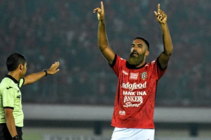 Selebrasi penyerang Bali United, Sylvano Comvalius seusai mencetak gol ke gawang Persela Lamongan pada lanjutan Liga 1 musim 2017 di Stadion Kapten I Wayan Dipta, Gianyar, Minggu (3/9/2017). 