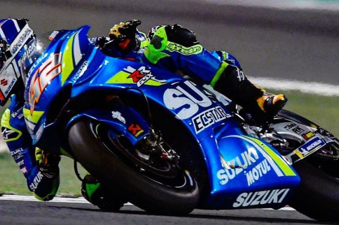 Pebalap Suzuki Ecstar, Alex Rins, saat menjalani seri balap pertama MotoGP di Sirkuit Losail, Qatar pada Minggu (18/3/2018)