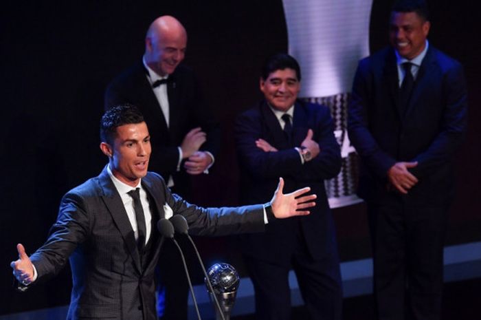 Megabintang Real Madrid asal Portugal, Cristiano Ronaldo, berbicara seusai memenangi gelar Pemain Pria Terbaik dalam acara The Best FIFA Football Awards 2017 di London, Inggris, pada 23 Oktober 2017.