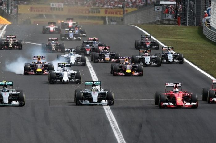 Pebalap Formula 1 bersaing pada balapan GP Hungaria di Hungaroring, Minggu (26/7/2016).