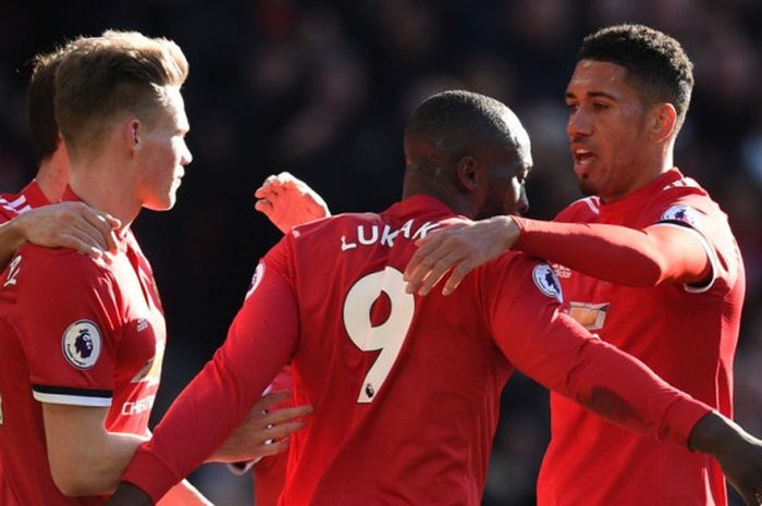 Striker Manchester United, Romelu Lukaku (kedua dari kanan), merayakan gol yang dia cetak ke gawang Chelsea dalam laga Liga Inggris di Stadion Old Trafford, Manchester, pada 25 Februari 2018.