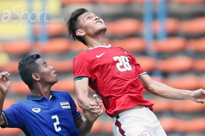 Pemain Timnas U-22 Indonesia, Muhammad Rezaldi Hehanusa, beraksi melawan Timnas Thailand U-22 dalam penyisihan grup B SEA Games XXIX Kuala Lumpur 2017 di Stadion Shah Alam, Selangor, Malaysia, Selasa (15/8). Pertandingan tersebut berakhir imbang 1-1.