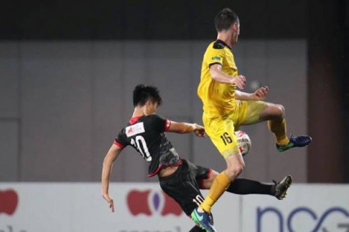 Bek senior Tampines Rovers, Daniel Bennett dual dengan penyerang DPMM FC, Nurikhwan Othman (kiri) pada laga pekan ke-14 Liga Singapura musim 2017 di Our Tampines Hub, 28 Juli 2017. 