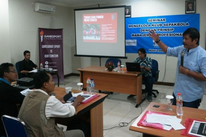 Pelatih Bali United, Indra Sjafri, berbicara di seminar sepak bola berbasis manajemen profesional yang digagas Ganesport pada Sabtu (5/3/2016) di Yogyakarta.