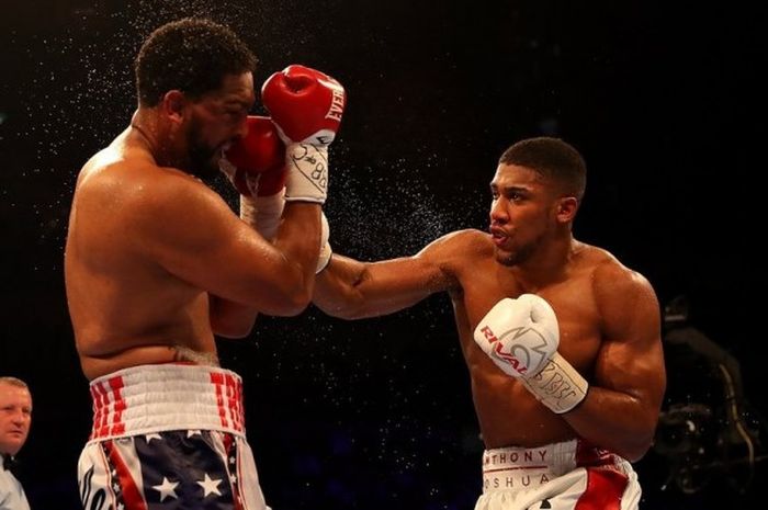 Juara dunia kelas berat versi IBF, Anthony Joshua (kanan), saat menghadapi penantangnya asal Amerika Serikat, Dominic Breazeale, Sabtu (25/6/2016) atau Minggu WIB.