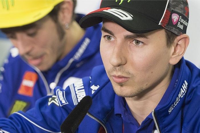  Pebalap tim Yamaha, Jorge Lorenzo, saat berbicara di konfresi pers menjelang GP Qatar di sirkut Losail, Doha, 16 Maret 2016. 