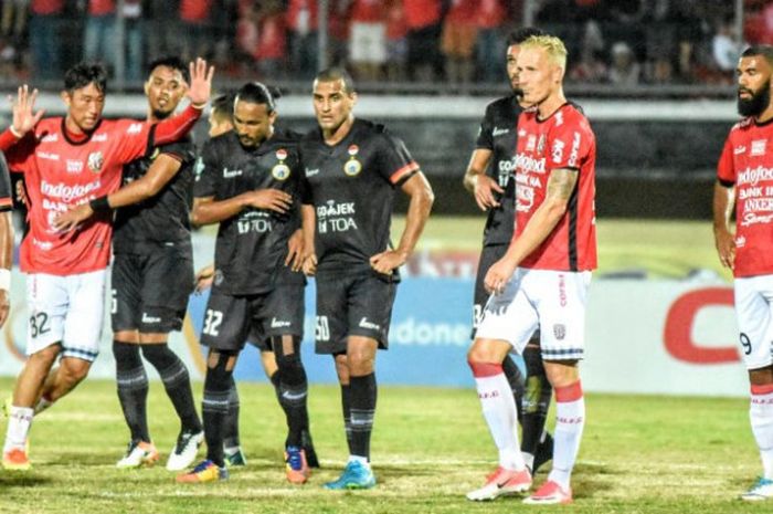 Striker senior Persija Jakarta, Bambang Pamungkas (kiri) saat membela timnya yang dijamu Bali United pada laga Liga 1 musim 2017 di Stadion Kapten I Wayan Dipta, Gianyar, 15 September 2017. 