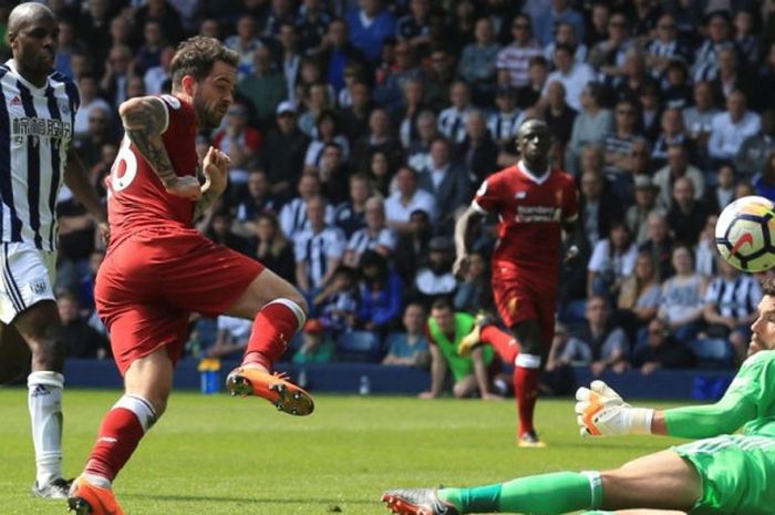   Striker Liverpool, Danny Ings (kedua dari kiri), melepaskan tembakan ke arah gawang West Bromwich Albion yang dikawal Ben Foster dalam partai Liga Inggris di Stadion The Hawthorns, West Bromwich, 21 April 2018.  