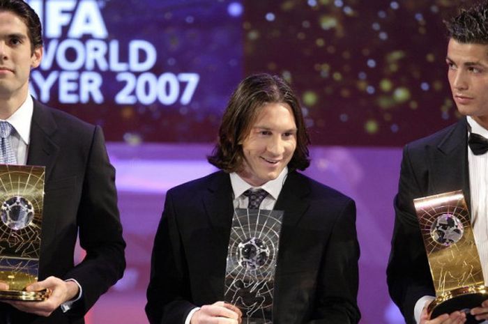 Ricardo Kaka (kiri) mengangkat trofi Pemain Terbaik FIFA 2007, bersama para runner up, Cristiano Ronaldo serta Lionel Messi, di Zurich, Swiss, pada 17 Desember 2007. 