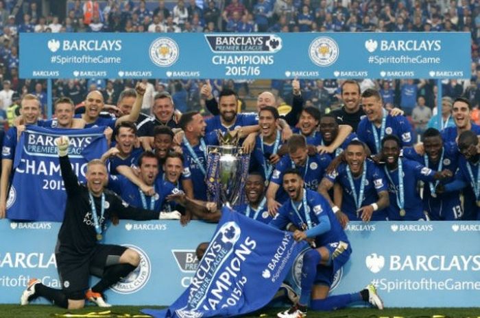 Skuat Leicester City merayakan trofi juara Liga Inggris dalam selebrasi di Stadion King Power setelah mengalahkan Everton 3-1, Sabtu (7/5/2016)