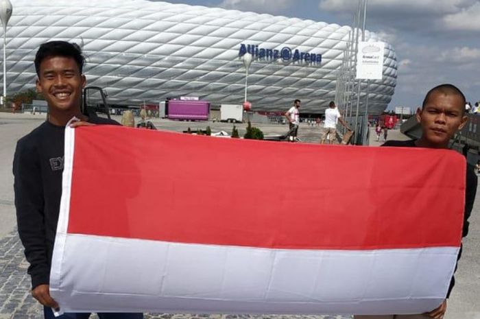 Ricko Ridho Fergiantoro Kalnash dan Mohammad Fikri Ghozali Daulay berpose di depan Allianz Arena, Muenchen, sebagai bagian dari program Allianz Explore Camp.