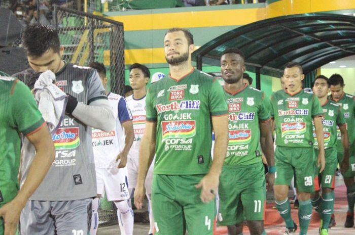 Bek PSMS Medan, Reinaldo Lobo (ketiga dari kiri), saat memasuki lapangan dalam laga kontra Arema FC di Stadion Teladan, Medan, Sabtu (26/5/2018).