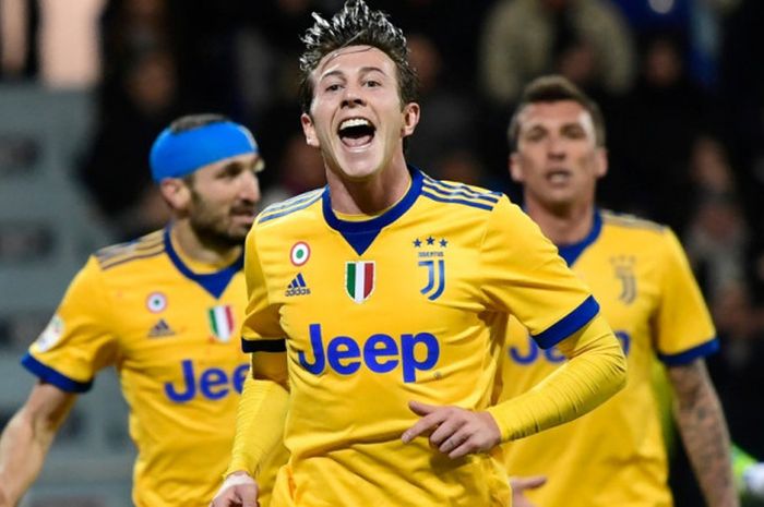 Penyerang Juventus, Federico Bernardeschi, melakukan selebrasi setelah mencetak gol ke gawang Cagliari pada laga lanjutan Liga Italia di Sardegna Arena, Sabtu (6/1/2018) waktu setempat.