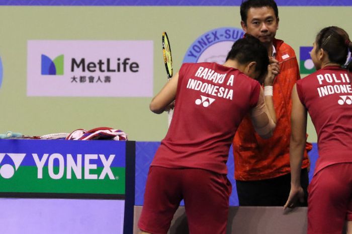 Greysia Polii dan Apriyani Rahayu bersama sang pelatih Eng Hian (tengah) setelah menang 11-21, 23-21, 21-15 atas ganda putri China, Huang Dongping/Li Wenmei, di Hong Kong Coliseum, Kowloon pada Sabtu (25/11/2017).