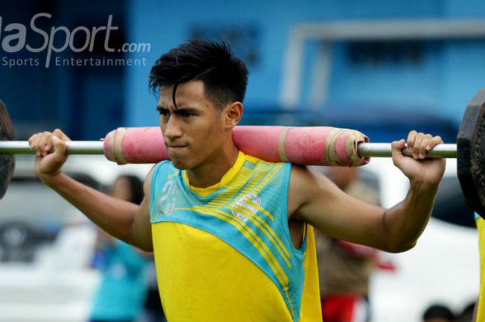 Hanif Sjahbandi (Arema FC) sedang melakukan latihan beban.