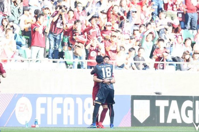 Pelukan dua pemain Vissel Kobe asal Korea Selatan, kiper Kim Seung-gyu (18) dan bek Jung Woo-young seusai membobol gawang Nagoya Grampus Eight pada pekan kesembilan Liga Jepang 1 di Stadion Noevir, Kobe pada Sabtu (21/4/2018) sore. 