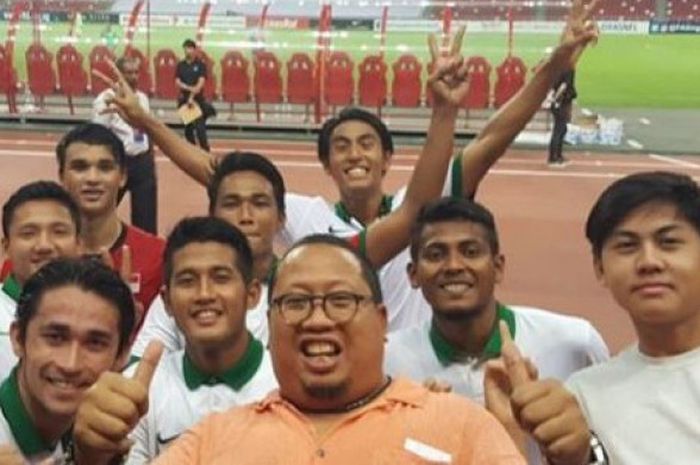 Rendy Juliansyah foto bersama dengan skuat timnas U-23 Indonesia.