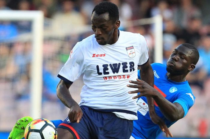 Aksi penyerang Crotone, Simy Nwankwo (kanan), saat berduel dengan bek Napoli, Kalidou Koulibaly, dalam pertandingan Liag Italia 2017-2018 di Stadion San Paolo, Naples, Italia, pada Minggu (20/5/2018).