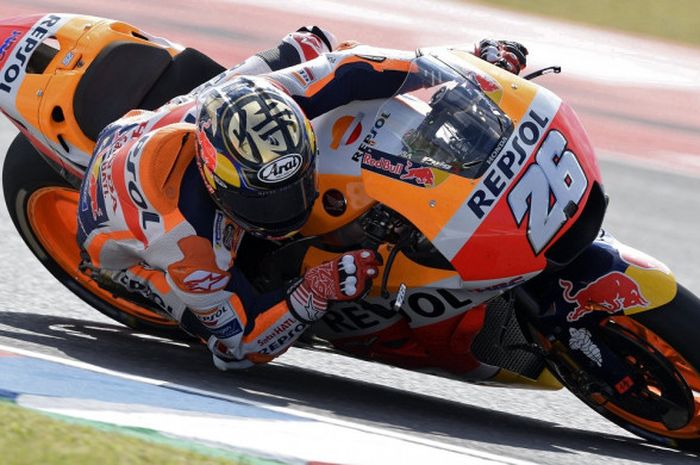 Pebalap Repsol Honda, Dani Pedrosa, mengendarai motornya saat melakoni sesi latihan bebas pertama MotoGP Argentina di Autodromo Termas de Rio Hondo circuit, Santiago del Estero, Jumat (6/4/2018).