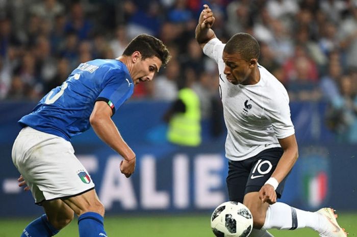 Bek Italia, Mattia Caldara (kiri), berduel dengan penyerang Prancis, Kylian Mbappe, dalam laga persahabatan di Stadion Allianz Riviera, Nice, Prancis pada 1 Juni 2018.