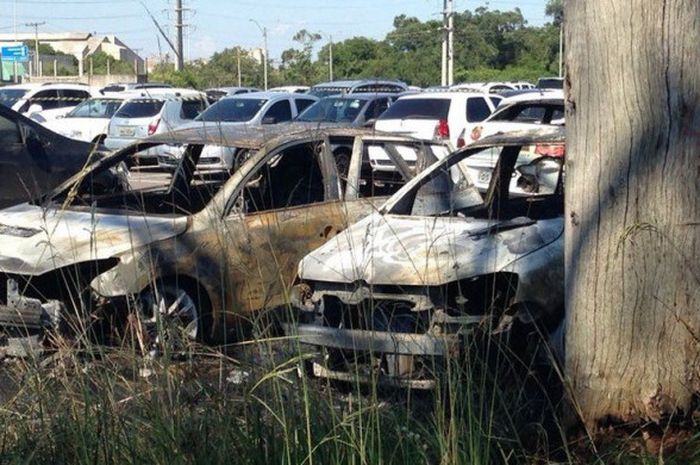 Sebanyak 14 mobil suporter Gremio terbakar