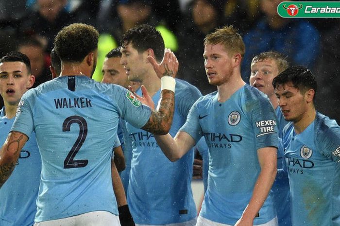 Bek Manchester City, Kyle Walker, dkk berselebrasi dalam laga perempat final Piala Liga Inggris versus Leicester, Selasa (18/12/2018) di King Power Stadium, Leicester.