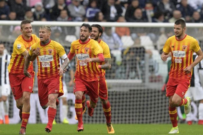 Para pemain Benevento merayakan gol ke gawang Juventus pada lanjutan laga Liga Italia di Juventus Stadium, Turin, Minggu (5/11/2017).