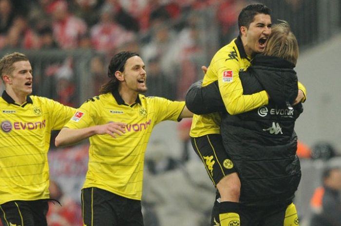 Pemain Borussia Dortmund, Nuri Sahin, melakukan selebrasi seusai menjebol gawang Bayern Muenchen pada laga 7 April 2011