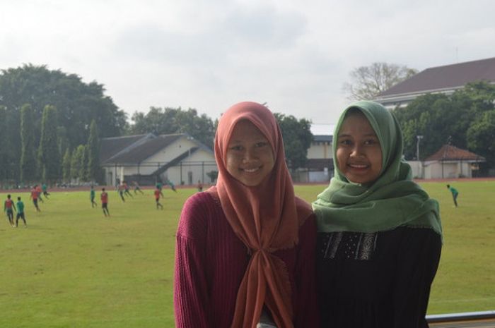 Herlinda (kanan) dan Cindy (kiri), calon mahasiswa yang datang ke Stadion Universitas Negeri Yogyakarta (UNY) untuk menyaksikan TC timnas U-19 Indonesia, Kamis (26/6/2018).