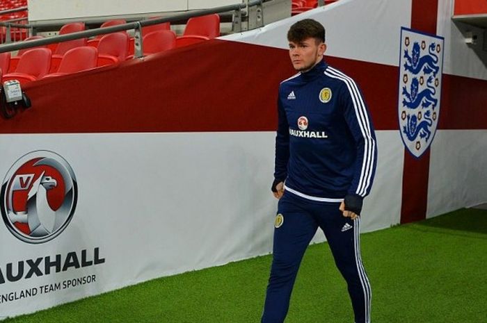 Pemain Skotlandia, Oliver Burke, berjalan ke lapangan Stadion Wembley jelang laga Kualifikasi Piala Dunia 2018 kontra Inggris di Stadion Wembley pada 10 November 2016.