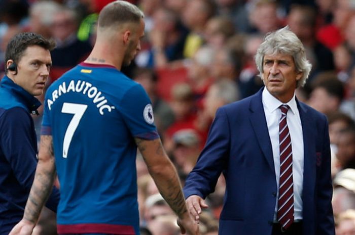 Ekspresi lesu manajer West Ham United, Manuel Pellegrini (kanan), dan penyerang Marko Arnautovic (tengah), dalam pertandingan Liga Inggris 2018-2019 menghadapi Arsenal di Stadion Emirates, London, Inggris, pada 25 Agustus 2018.