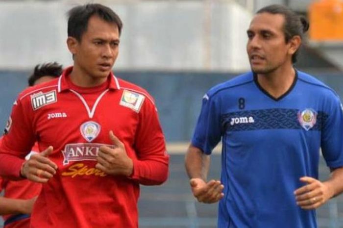 Duo pemain Arema FC pada musim 2014, kiper Made Wardana dan gelandang Gustavo Lopes (kanan). 