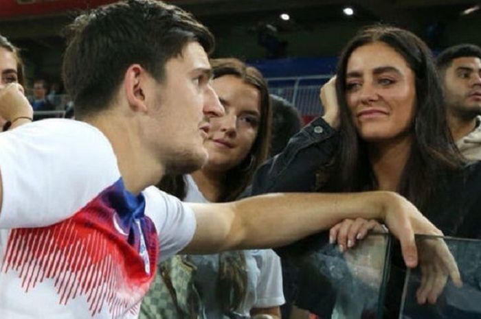 Harry Maguire (kiri) mendatangi Fern Hawkins di tribun penonton usai bertanding melawan Swedia di Perempat Final Piala Dunia 2018, Sabtu (7/7/2018).