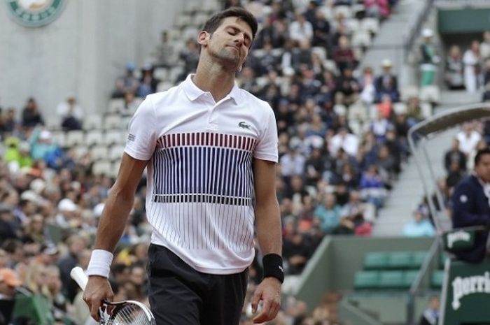 Petenis tunggal putra Serbia, Novak Djokovic, tampil pada laga perempat final Perancis Terbuka 2017 di Paris, Perancis, 7 Juni 2017.