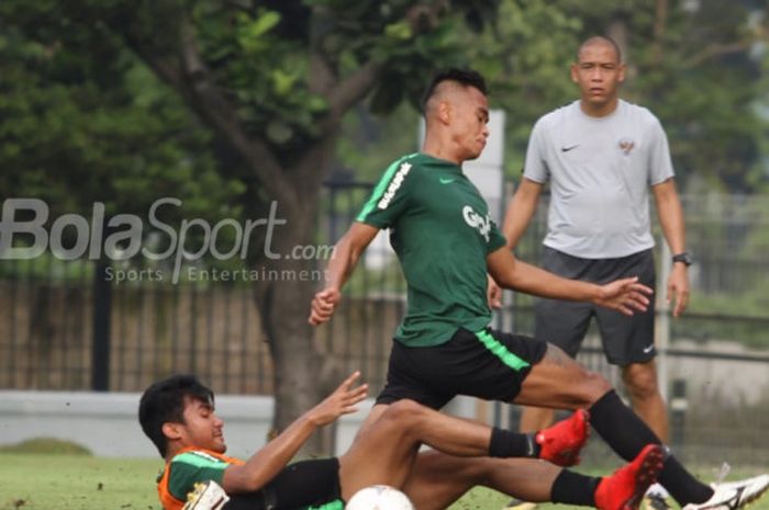 Asisten pelatih timnas U-22 Indonesia, Nova Arianto, memimpin anak asuhnya di Lapangan ABC, Senayan, Jakarta, Rabu (9/1/2019).