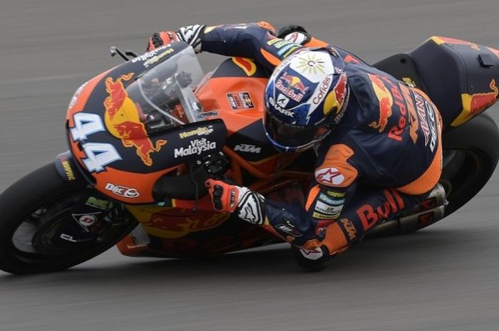 Pebalap KTM, Pol Espargaro, saat menjalani sesi latihan bebas ketiga GP Argentina di Autodromo Termas de Rio Hondo, Santiago del Estero, Sabtu (8/4/2017).