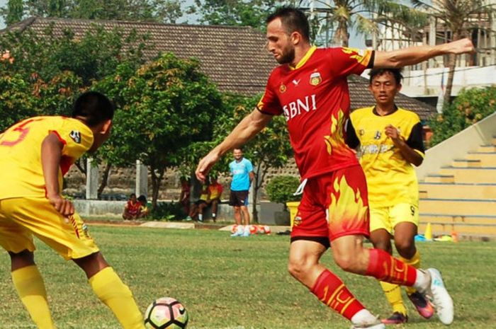 Penyerang Bhayangkara FC, Ilija Spasojevic, saat berusaha melewati pemain Bhayangkara FC U-19 di Lapangan Mako Brimob, Kelapa Dua, Depok. Kamis (17/8/2017)