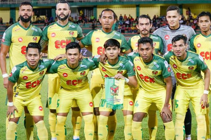 Winger Andik Vermansah (kiri, depan) bersama pemain Kedah FA jelang laga kontra Kuala Lumpur FA pada pekan ke-16 Liga Super Malaysia 2018 di Stadion Darul Aman, Alor Setar, 20 Juni 2018. 