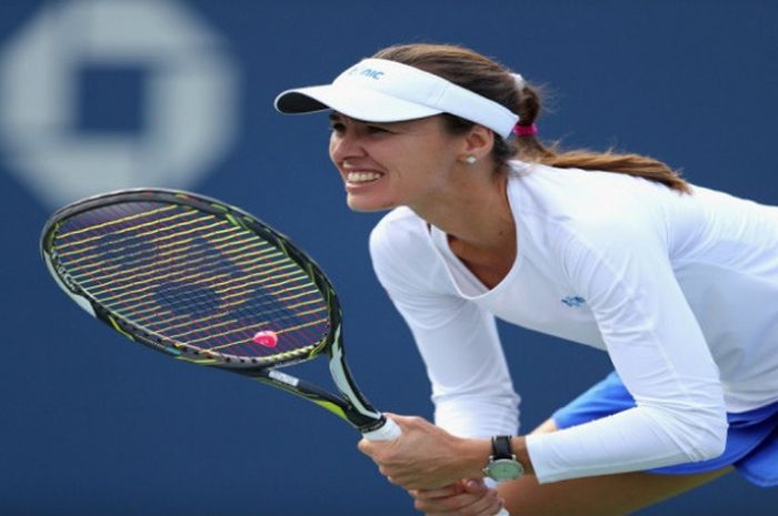 Petenis putri Swiss, Martina Hingis, saat beraksi di WTA Finals 2017 yang digelar di Singapura.