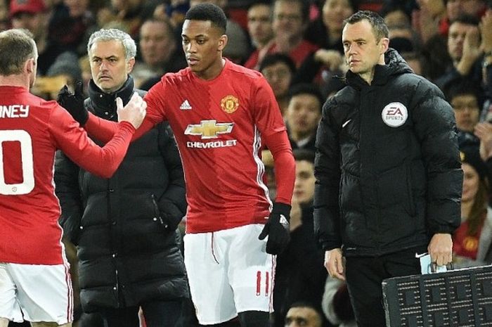 Manajer Manchester United, Jose Mourinho (kedua dari kiri), memasukkan Anthony Martial dalam laga leg pertama semifinal Piala Liga kontra Hull City di Stadion Old Trafford, Manchester, Inggris, 10 Januari 2017.