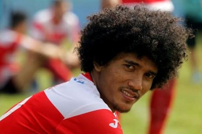  Gelandang Madura United, Ahmad Maulana Putra rajin ke salon untuk perawatan rambut kribonya.  