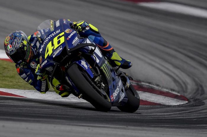 Pebalap tim Movistar Yamaha, Valentino Rossi, saat beraksi pada tes pramusim hari ketiga di Sirkuit Sepang, Malaysia, Selasa (30/1/2018).