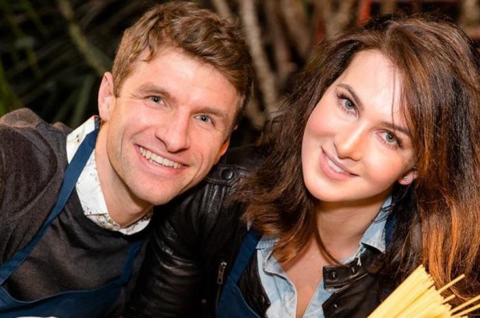 Bintang Bayern Muenchen, Thomas Mueller bersama sang istri, Lisa Mueller saat mempromosikan sebuah produk spaghetti.