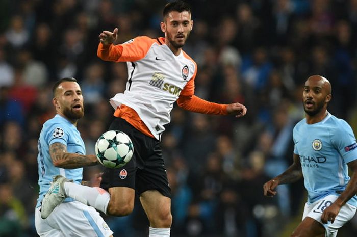 Gelandang Shakhtar Donetsk, Taras Stepanenko (tengah), berada dalam penjagaan ketat du apemain bertahan Manchester City, Fabian Deplh (kanan) dan Nicolas Otamendi, dalam laga Grup F Liga Champions 2017-2018 di Stadion Etihad, Manchester, Inggris, pada Selasa (26/9/2017).