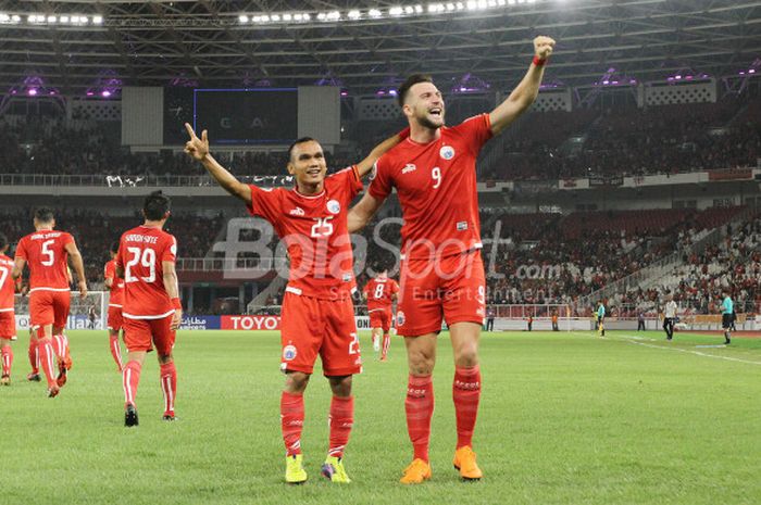     Selebrasi penyerang Persija Jakarta, Marko Simic dan Riko Simanjuntak, seusai mencetak gol ke gawang Tampines Rovers, Rabu (28/2/2018).    