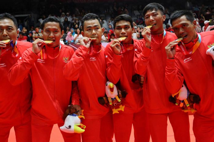 Tim bulu tangkis beregu putra Indonesia berfoto bersama usai penyerahan medali emas di Istora Gelora Bung Karno (GBK), Senayan, Jakarta, Minggu (7/10).