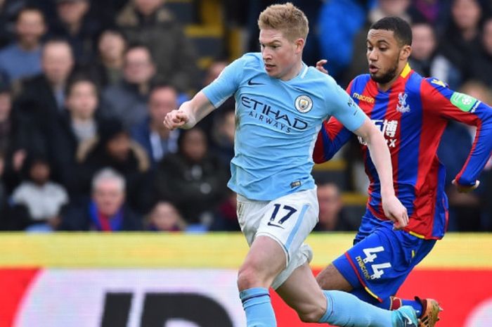 Kevin De Bruyne (kiri) berusaha lepas dari kawalan pemain lawan dalam partai Crystal Palace kontra Manchester City di Selhurst Park, London, 31 Desember 2017.