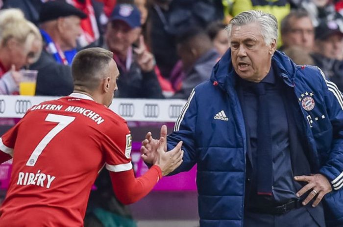 Pelatih FC Bayern Muenchen, Carlo Ancelotti, memberikan salam kepada Franck Ribery pada laga Liga Jerman kontra Mainz di Muenchen, Jerman, pada 16 September 2017.