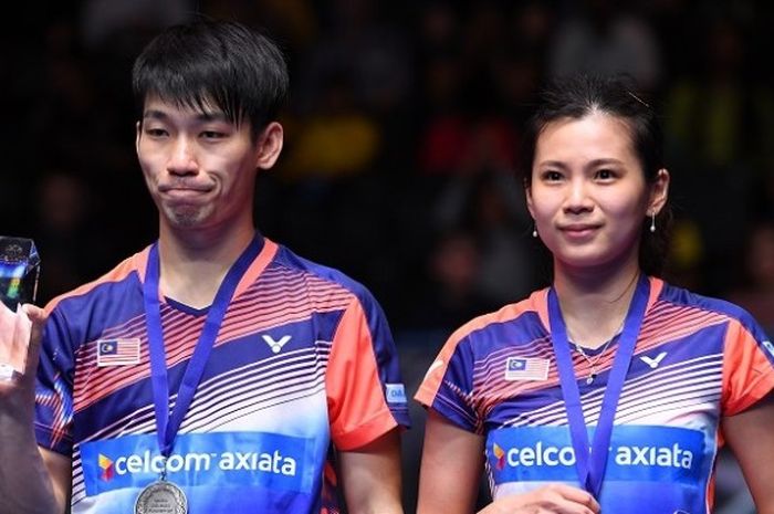 Pasangan ganda campuran Malaysia, Chan Peng Soon/Goh Liu Ying (kanan) berpose di podium sebagai runner-up All England 2017 di Barclaycard Arena, Birmingham, Inggris, Minggu (12/3/2017).